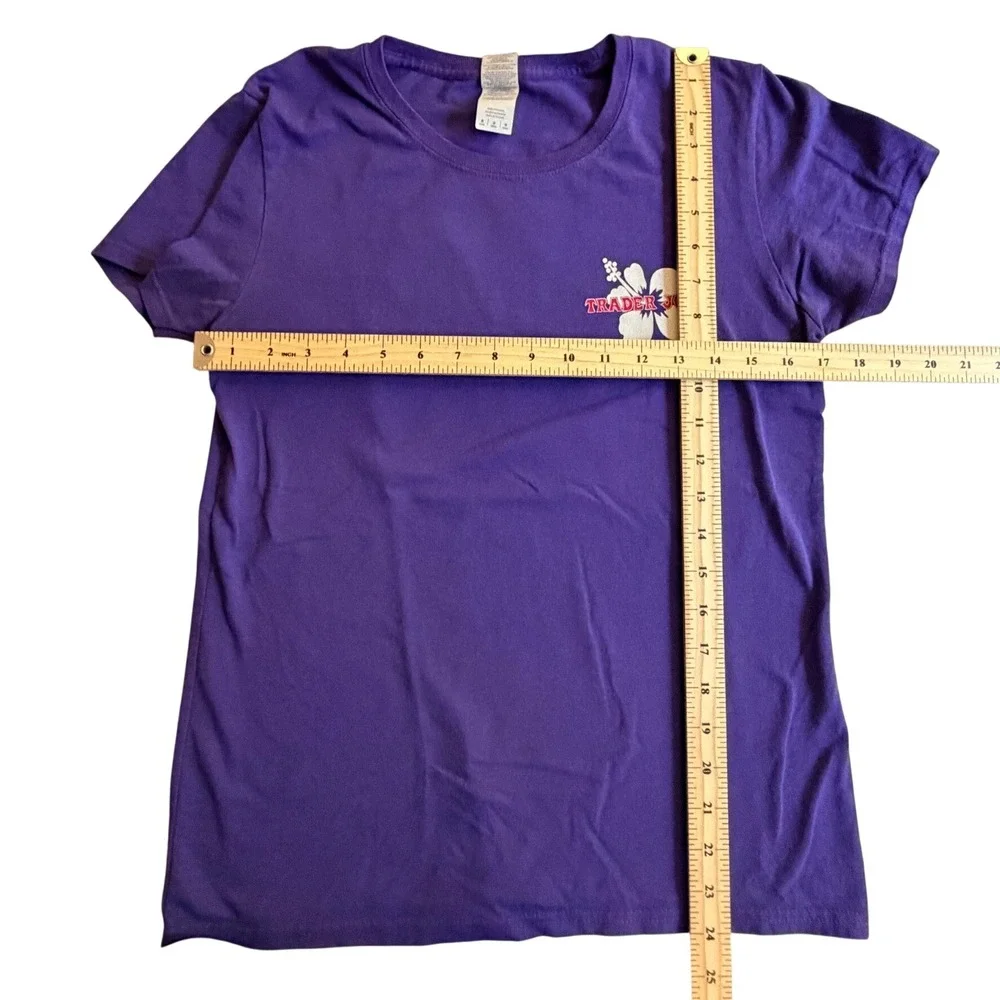Trader Joe's Crew Employee T-Shirt Purple M Hibiscus Hawaiian Gildan Logo Tee